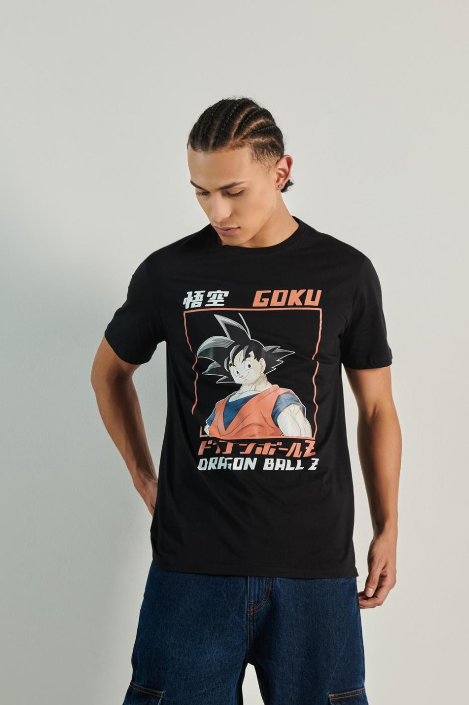 Camiseta unicolor con cuello redondo y arte de Dragon Ball Z