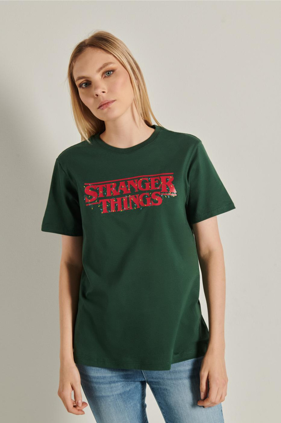 Camiseta unicolor crop top con diseño de Stranger Things