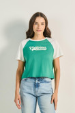 Camiseta manga ranglan verde intensa con diseño college