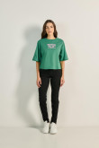 Camiseta oversize crop top verde con diseño college