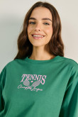 Camiseta oversize crop top verde con diseño college