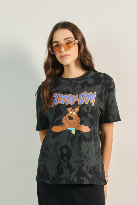Camiseta negra tie dye manga corta con arte de Scooby-Doo