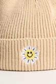 Gorro tejido crema claro con sol bordado en frente