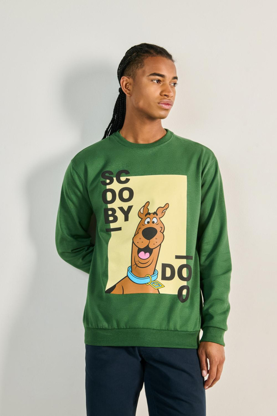 Buzo verde oscuro con diseño de Scooby-Doo y cuello redondo