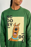 Buzo verde oscuro con diseño de Scooby-Doo y cuello redondo