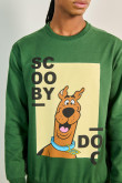 Buzo verde oscuro con diseño de Scooby-Doo y cuello redondo