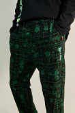 Pantalón jogger negro con diseños verdes de Rick and Morty