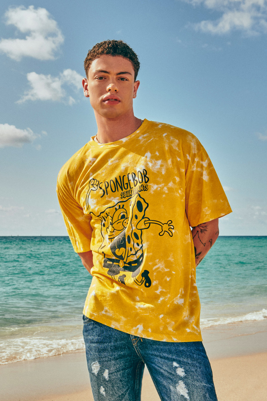 Camiseta amarilla tie dye oversize con diseño de Bob Esponja