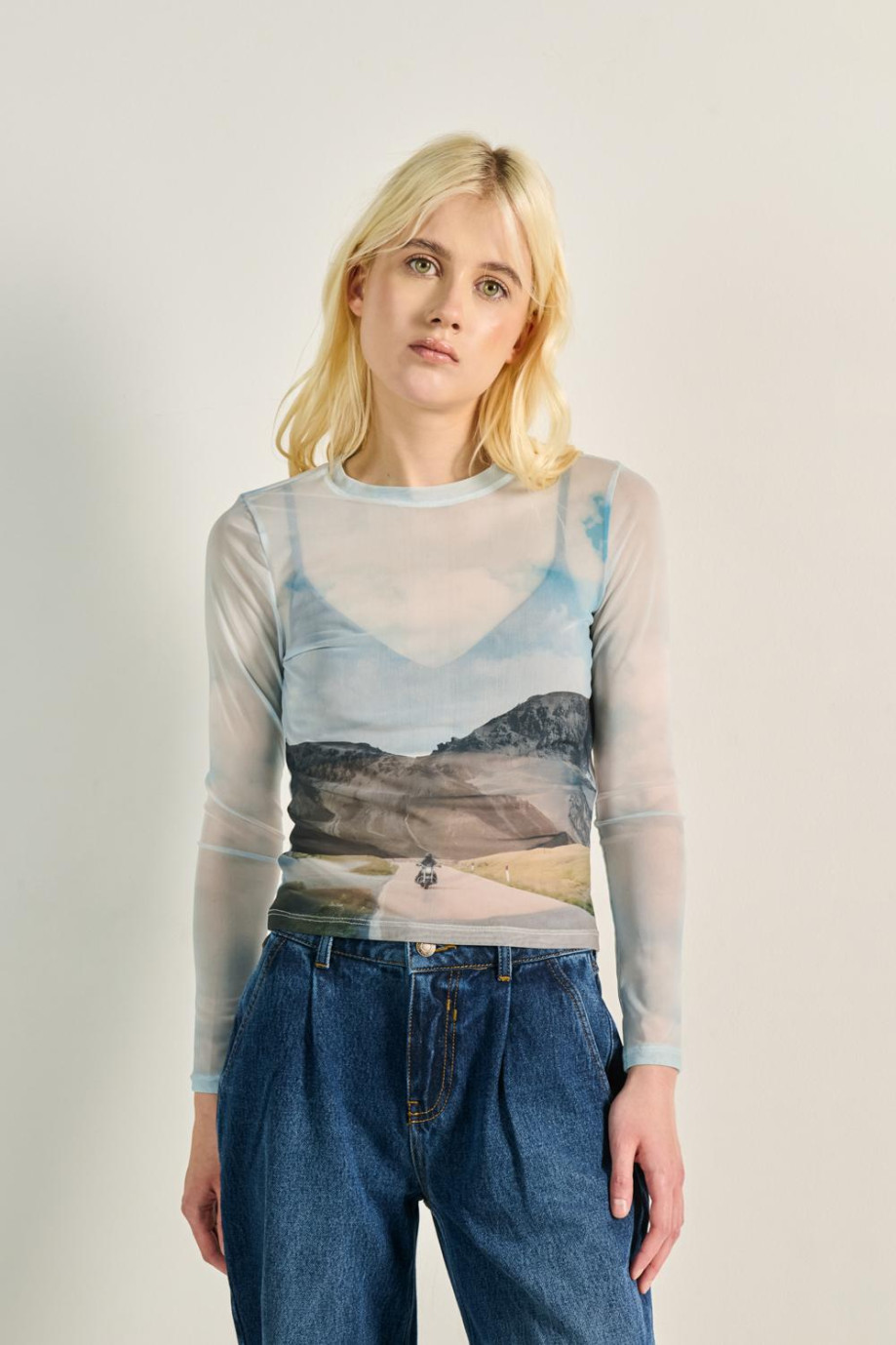 Camiseta manga larga en malla azul con diseño de paisaje