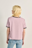Camiseta lila manga corta con contrastes y texto college