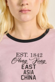 Camiseta lila manga corta con contrastes y texto college