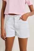 Short blanco en jean con bolsillos y tiro alto