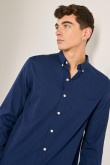 Camisa unicolor manga larga con cuello button down