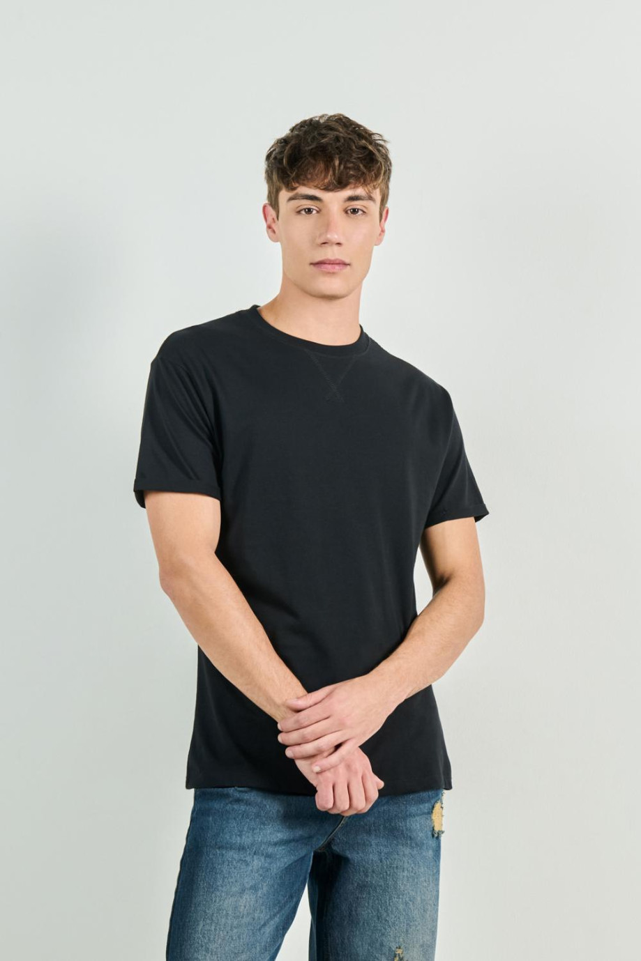 Camiseta negra con doblez en puños y manga corta