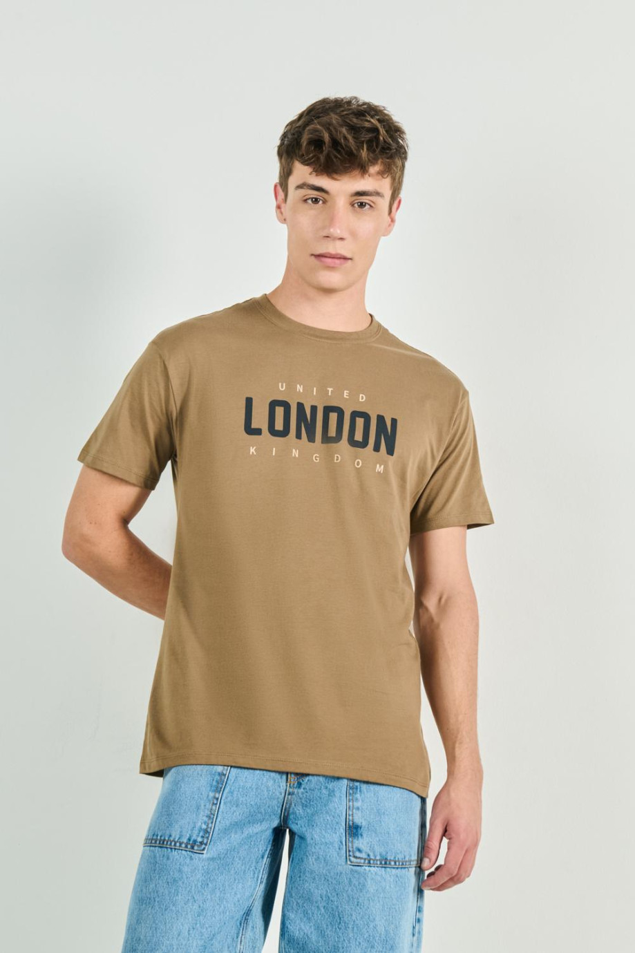 Camiseta café con diseño college de London y manga corta