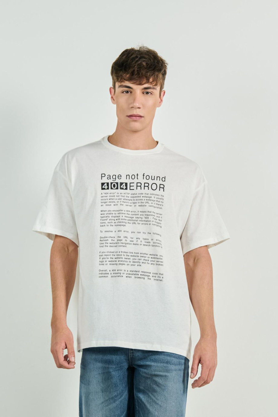 Camiseta crema oversize con texto estampado y manga corta