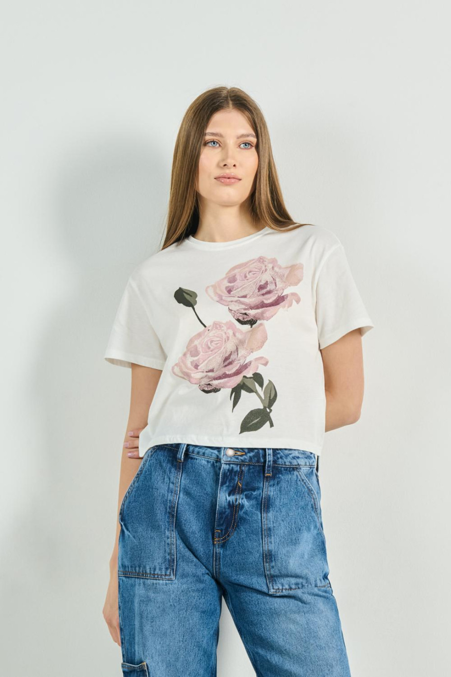 Camiseta unicolor crop top con diseño floral y manga corta