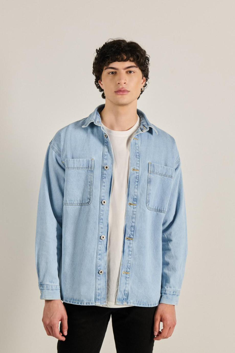 Chaqueta de jean azul clara con bolsillos cuadrados
