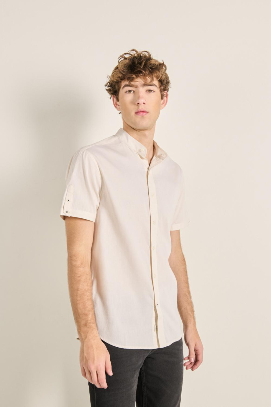 Camisa manga corta unicolor con botones y cuello nerú