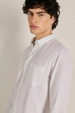 Camisa unicolor manga larga con cuello button down