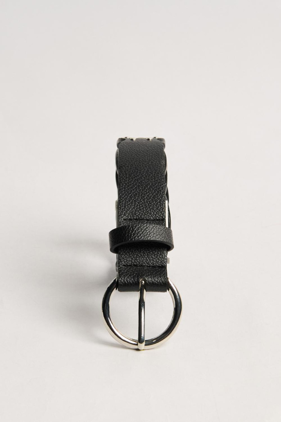 Cinturón negro con hebilla redonda y taches metálicos