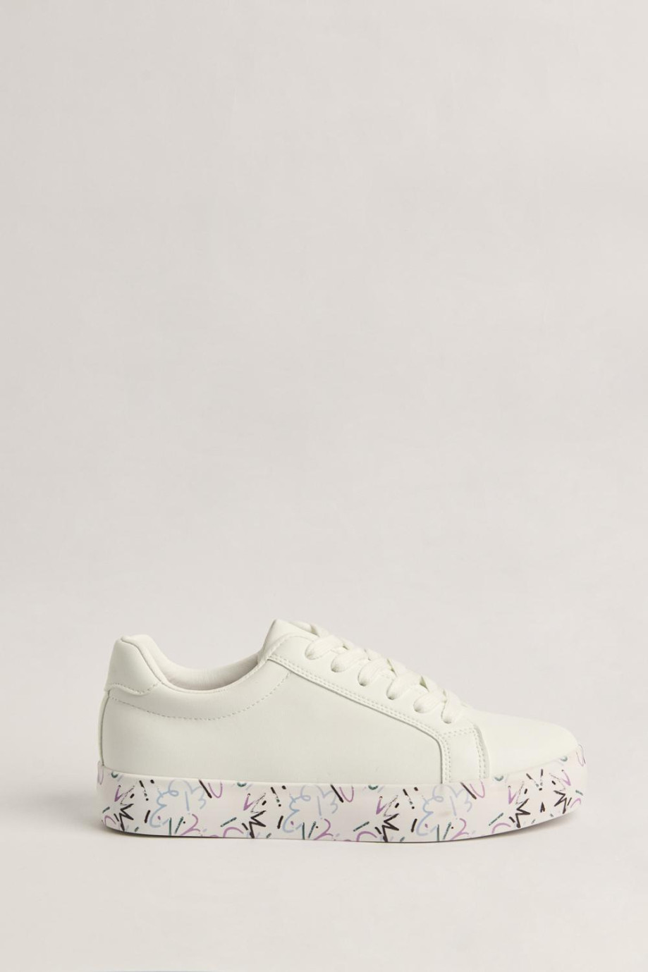 Tenis blancos casuales con suela ancha estampada