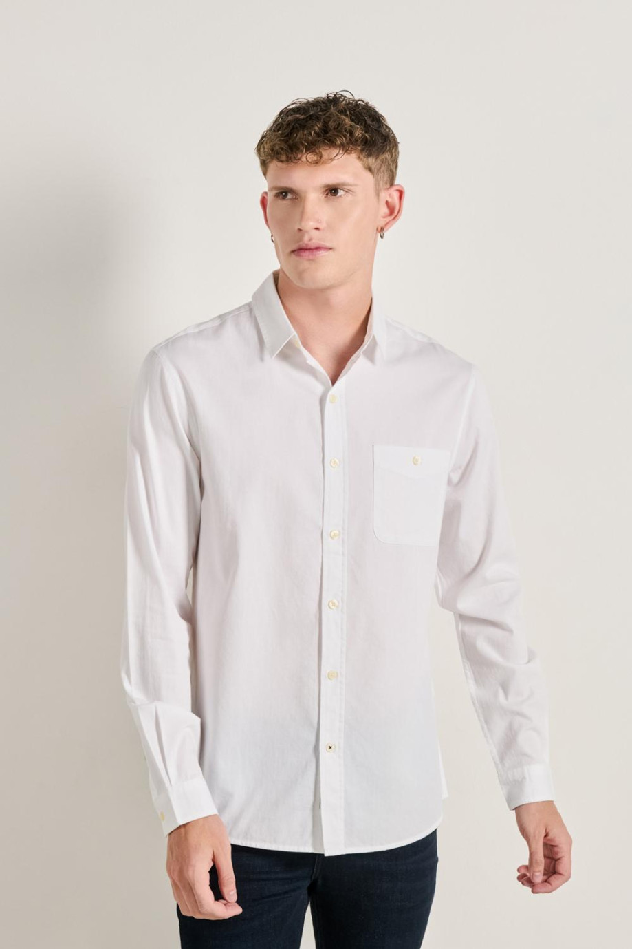 Camisa unicolor con cuello button down y manga larga