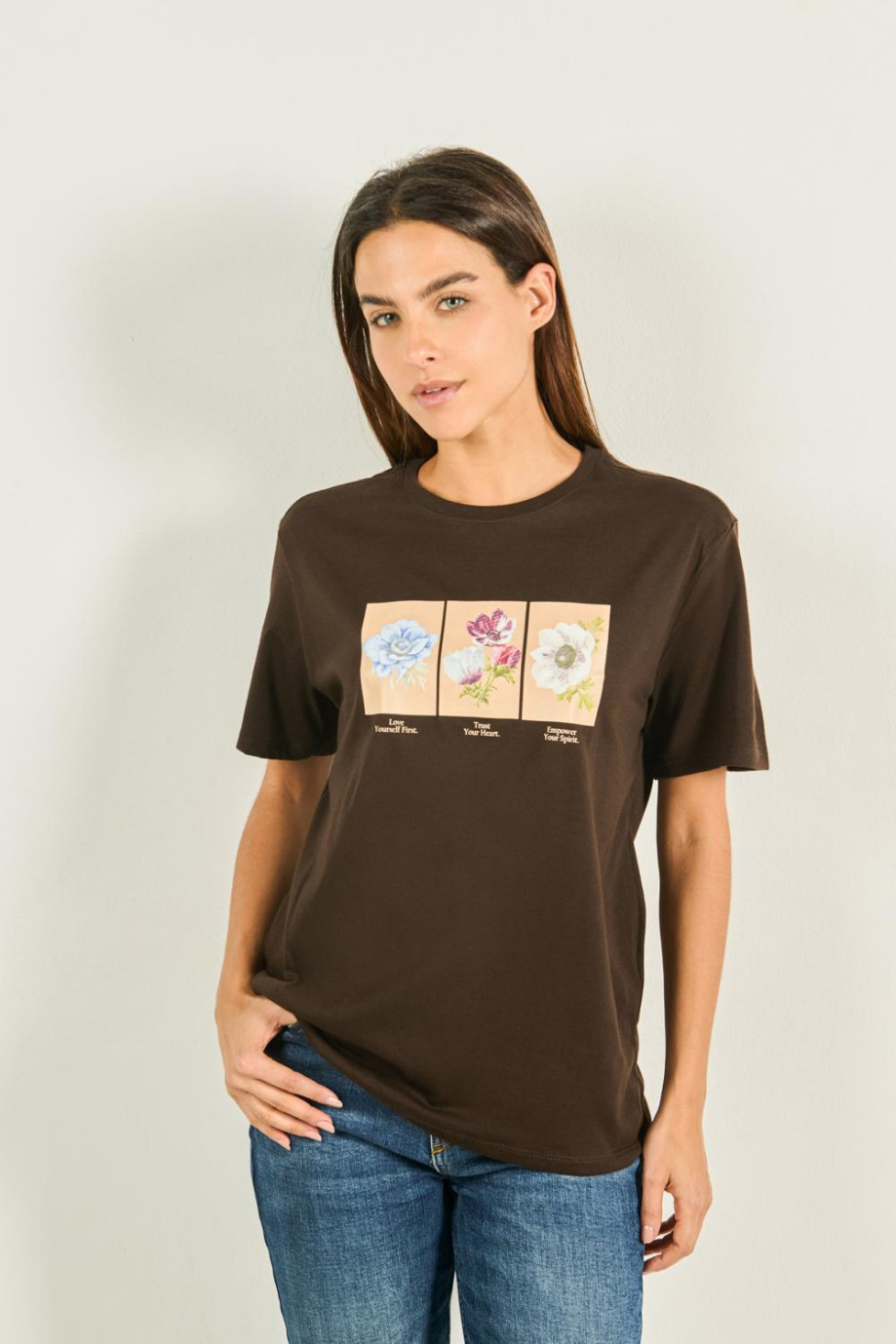 Camiseta unicolor cuello redondo con diseño floral
