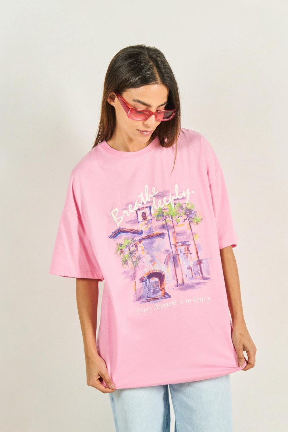 Camiseta oversize unicolor con cuello redondo y paisaje