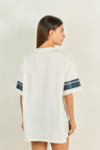 Camiseta crema clara oversize con arte college y manga corta