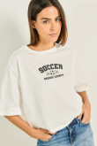 Camiseta crop top oversize unicolor con diseño college