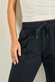 Pantalón unicolor jogger con vena decorativa y bolsillos