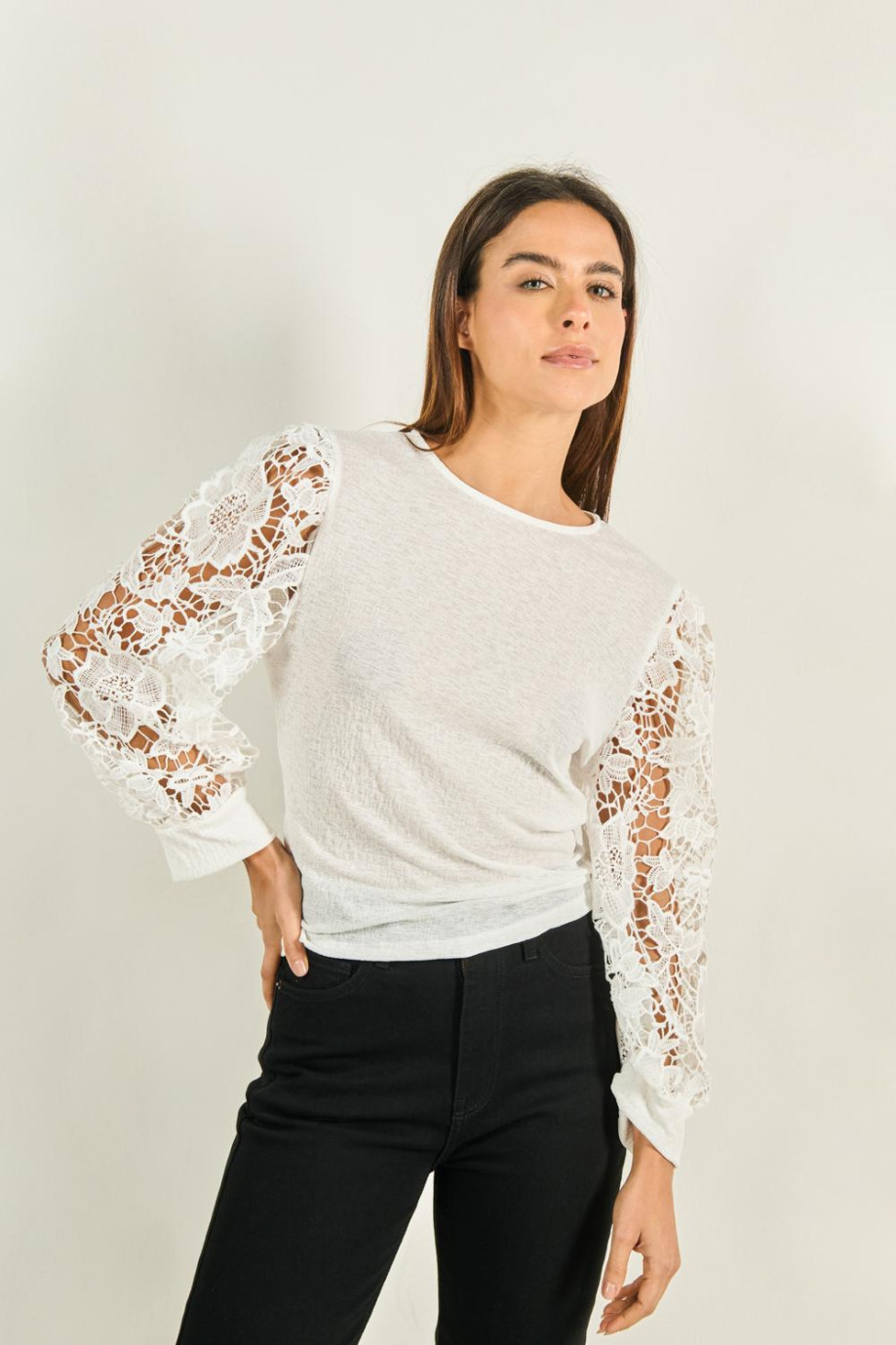 Camiseta crema clara con manga larga con detalles de encaje