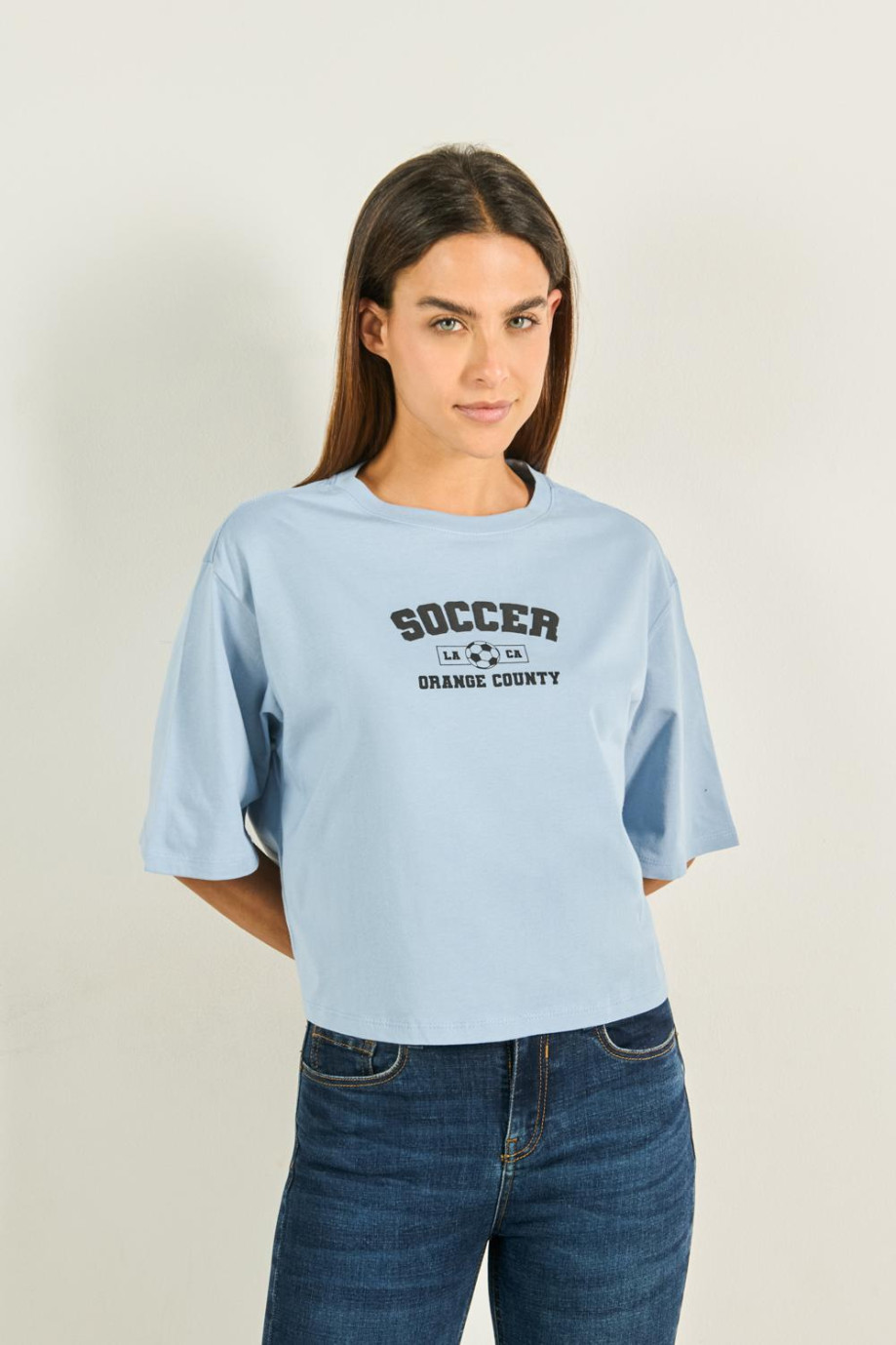 Camiseta crop top oversize unicolor con diseño college