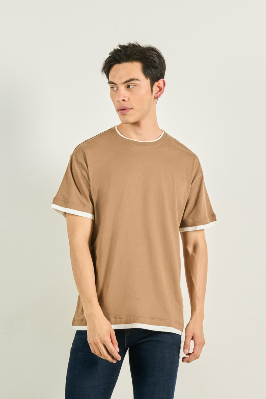 Camiseta café manga corta oversize con contrastes