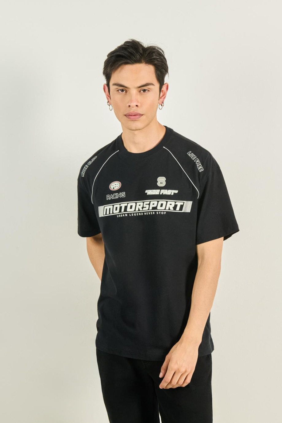 Camiseta oversize negra con manga corta y estampado racer