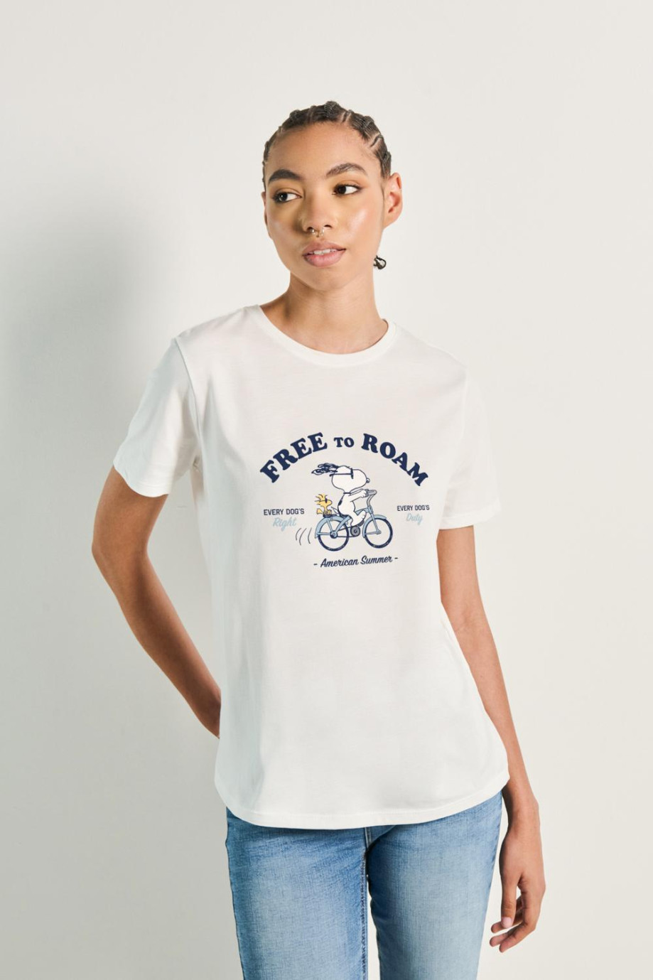 Camiseta unicolor con diseño de Snoopy y manga corta