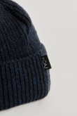 Gorro tejido azul intenso con letra bordada en frente