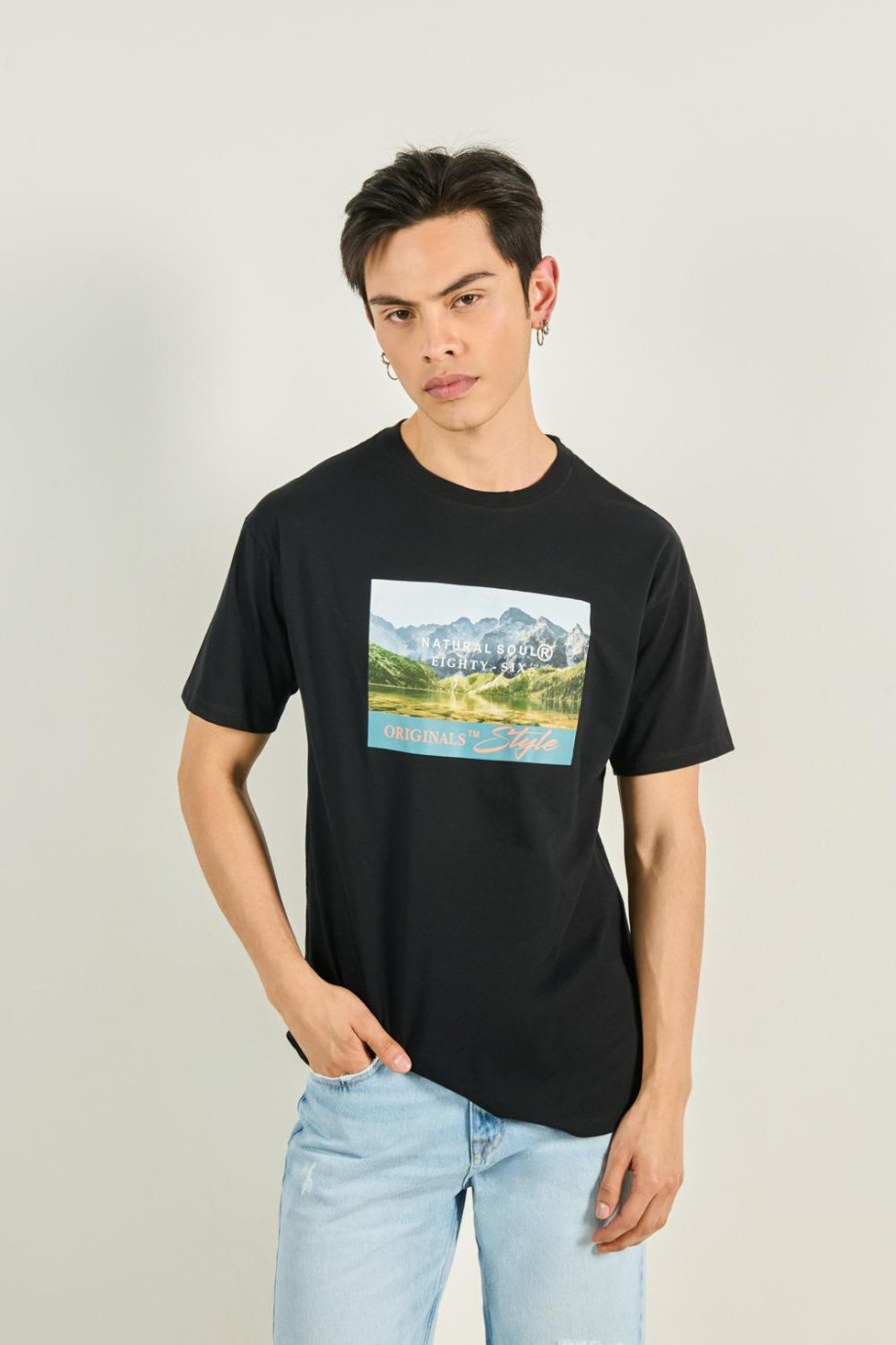 Camiseta cuello redondo unicolor con diseño de paisaje
