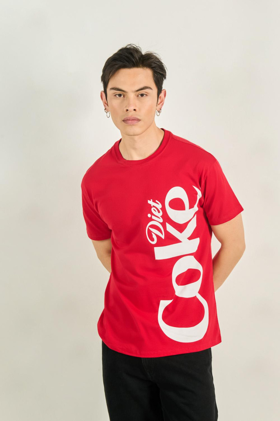 Camiseta roja oscura manga corta con diseño de Coca-Cola
