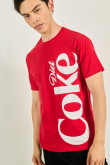 Camiseta roja oscura manga corta con diseño de Coca-Cola