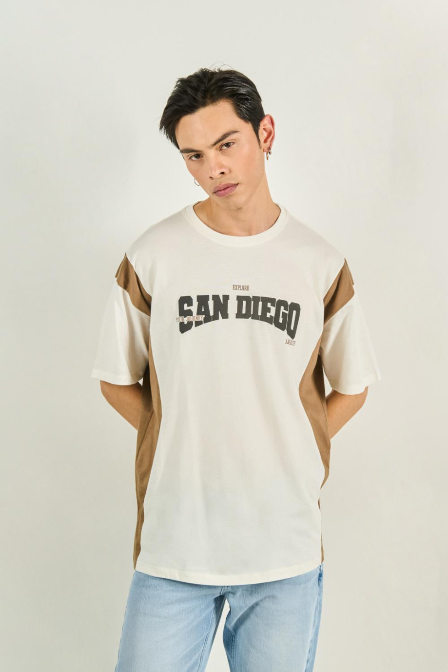 Camiseta oversize crema con manga corta y diseño college