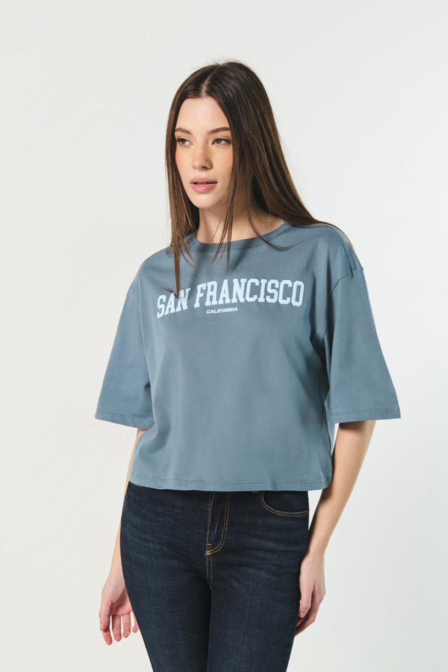 Camiseta azul oscura oversize crop top con texto college