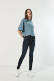 Camiseta azul oscura oversize crop top con texto college