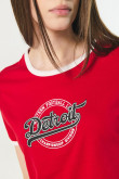 Camiseta roja manga corta con texto college y contrastes