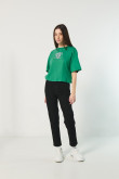 Camiseta verde intensa crop top oversize con diseño college