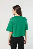 Camiseta verde intensa crop top oversize con diseño college