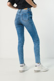 Jean jegging azul claro con desgastes y tiro súper alto