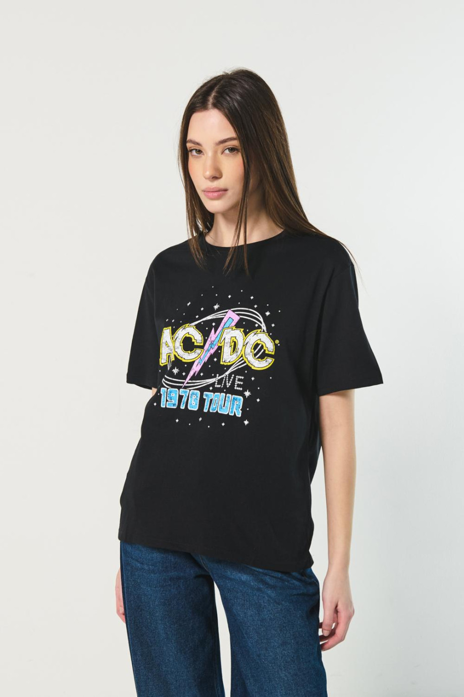 Camiseta negra con estampado de AC/DC y cuello redondo