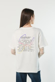 Camiseta crema clara con textos estampados y manga corta